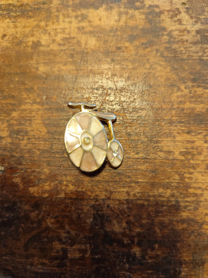Broche vintage vélo grand-bi dorée et nacrée