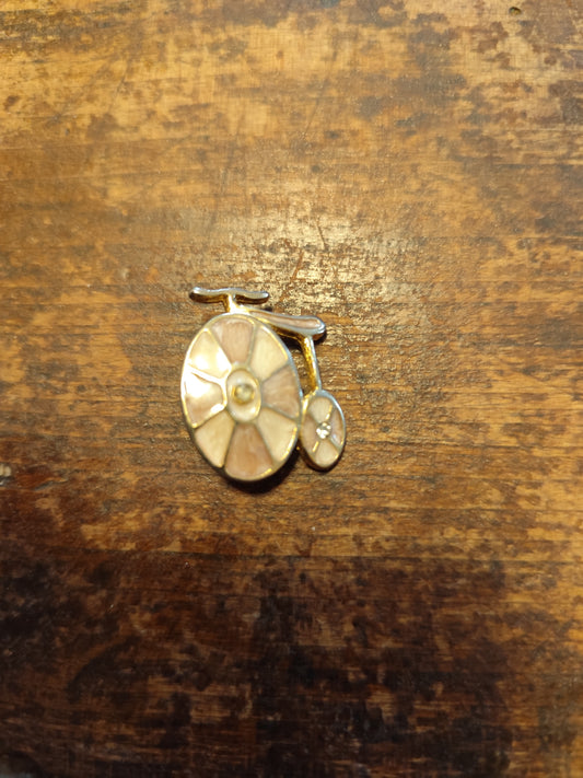 Broche vintage vélo grand-bi dorée et nacrée