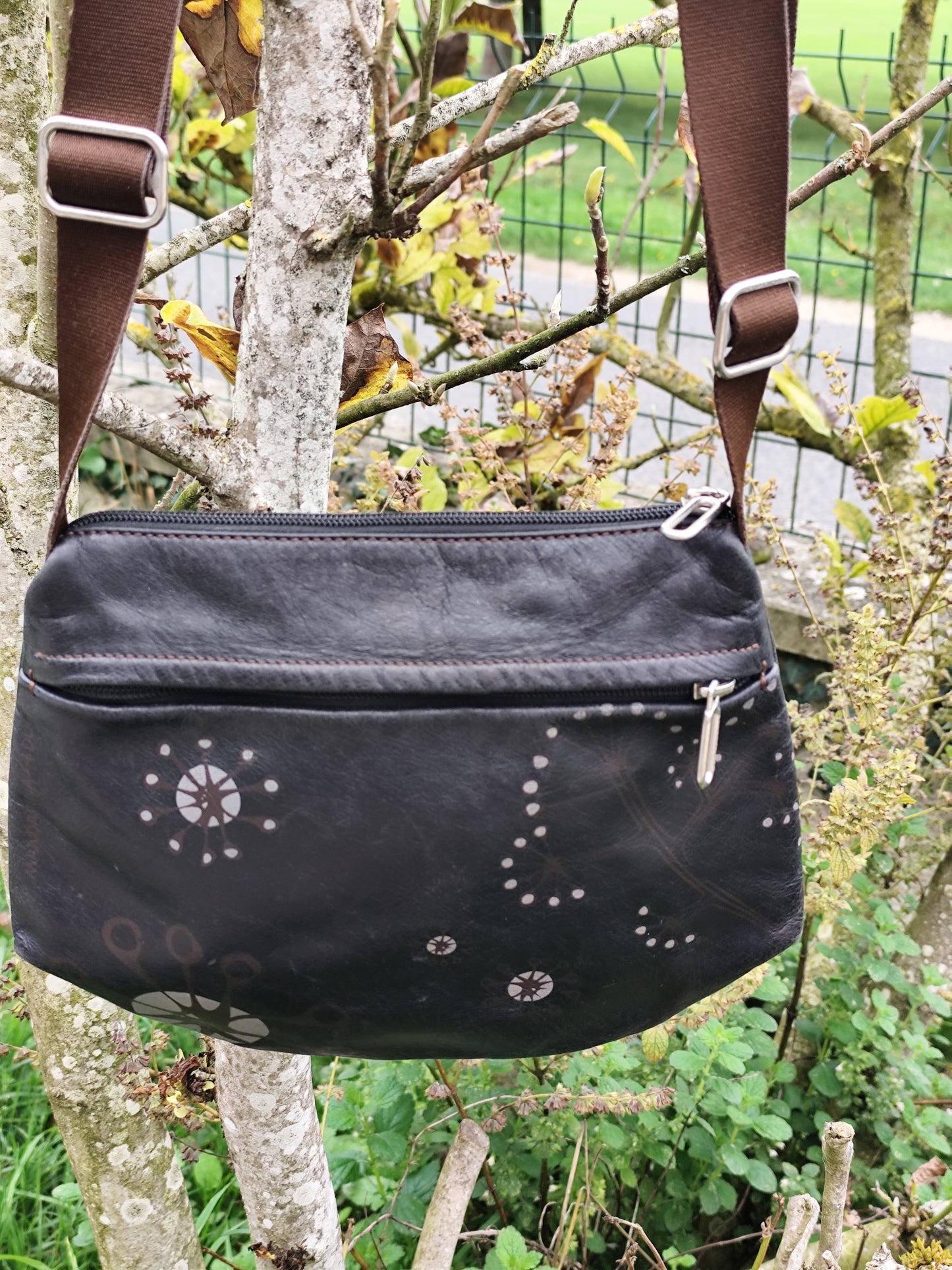 Sac besace Mandarina Duck noir motifs fleurs – 26 x 23 cm