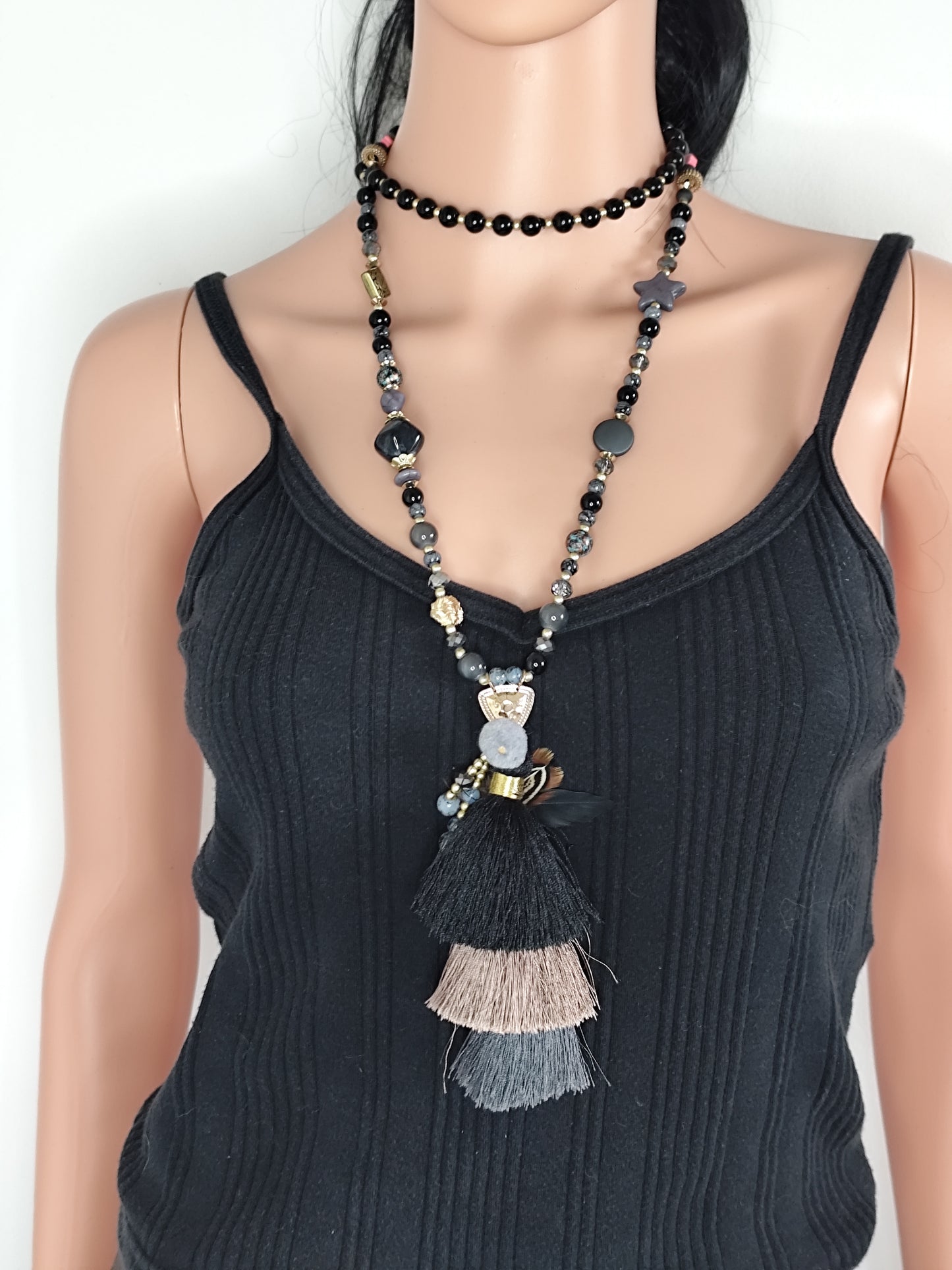 Sautoir Bohème Noir et Doré avec Pendentif Plumes – Élégance Ethnique