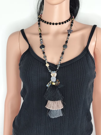 Sautoir Bohème Noir et Doré avec Pendentif Plumes – Élégance Ethnique