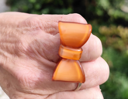 Bague vintage en résine orange – motif nœud papillon