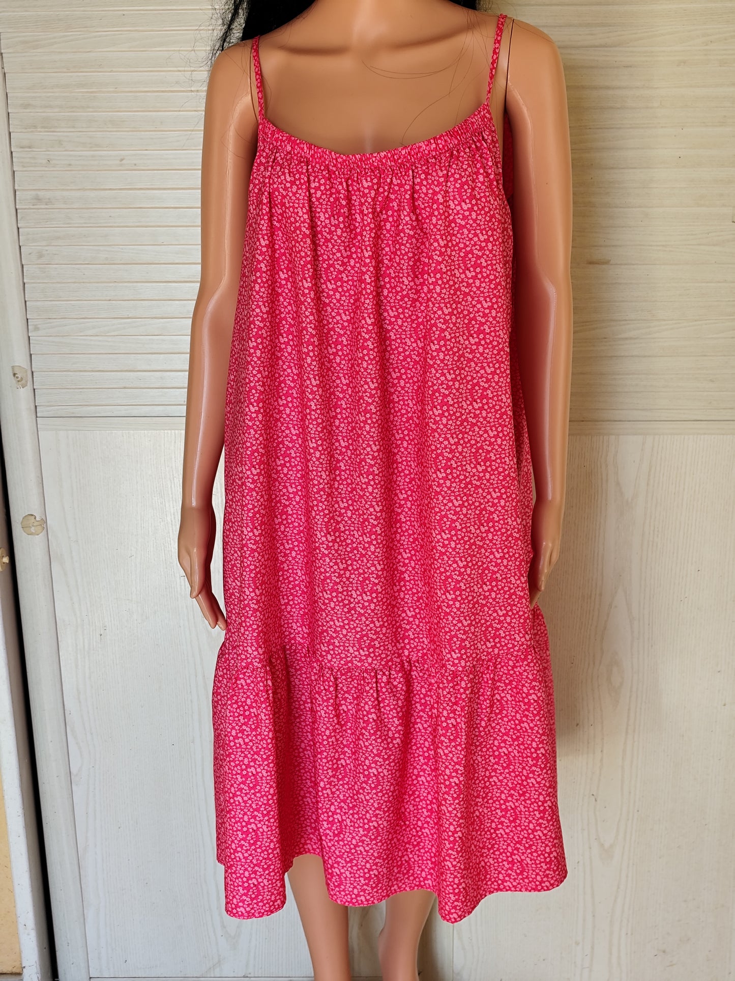 Robe d'été à bretelles rose à petits motifs - Taille 52/54
