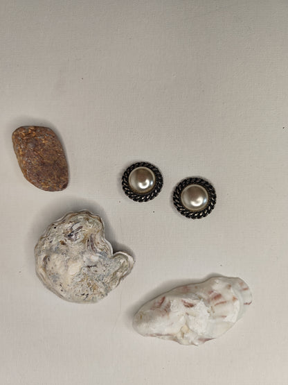 Boucles d'Oreilles Vintage Perle & Métal Argenté – Élégance Rétro