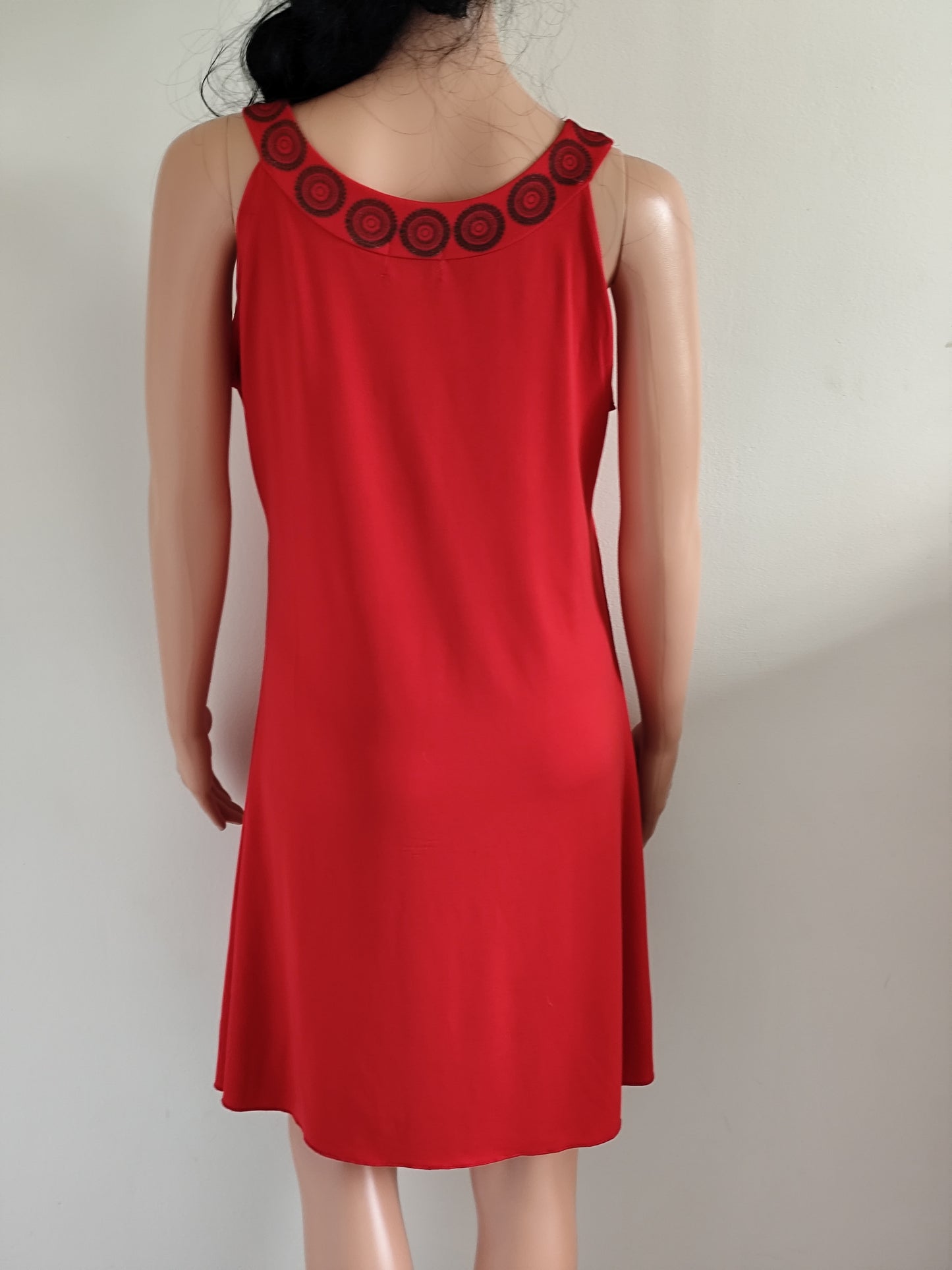Robe rouge fluide à broderies noires – Keawakuu – T. L