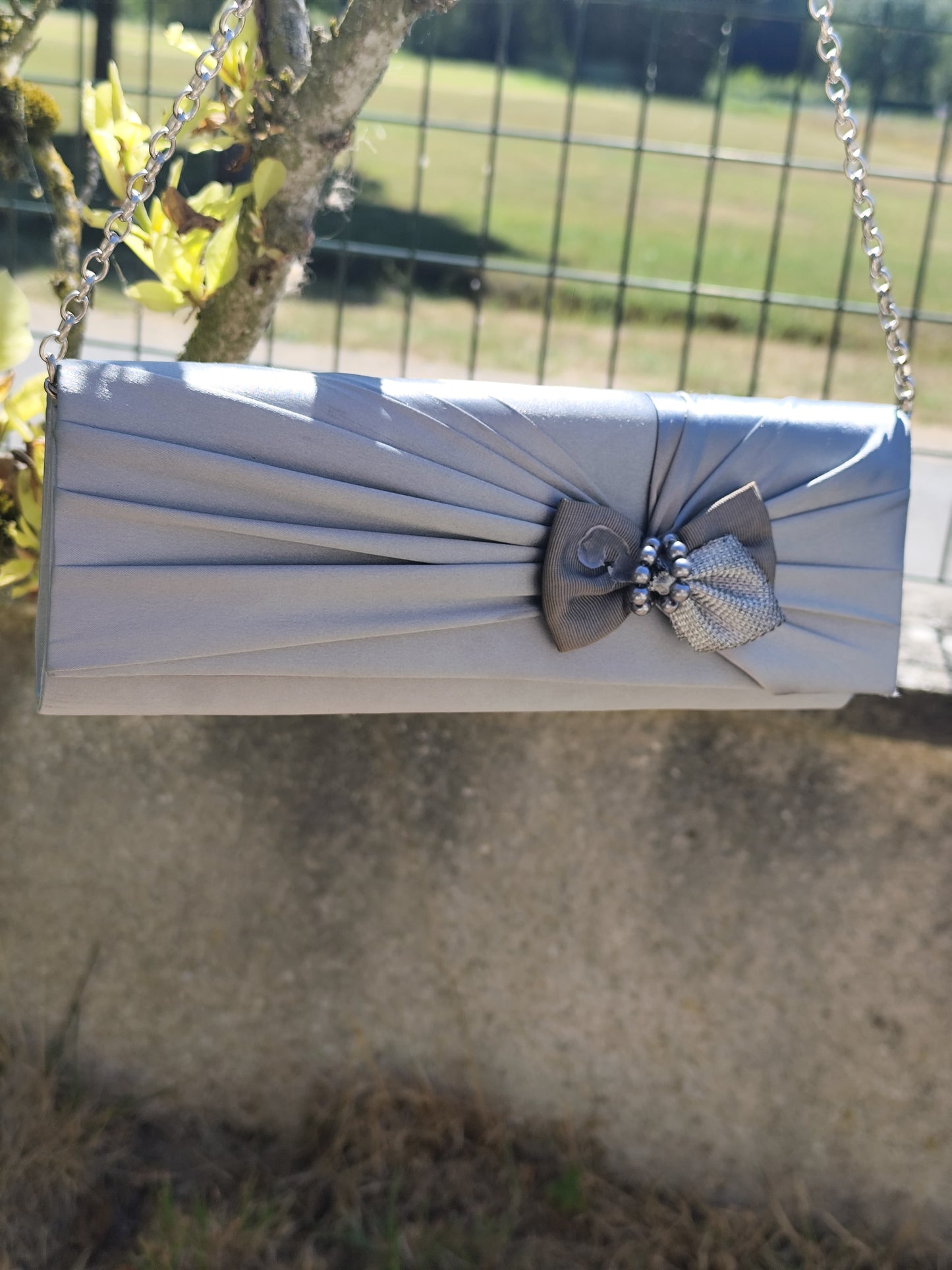 Pochette de cérémonie argentée en satin rigide