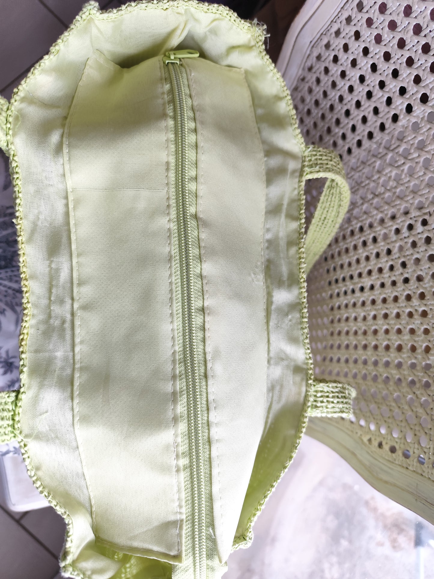 Sac cabas bohème en papier tressé vert anis - 25 x 38 cm