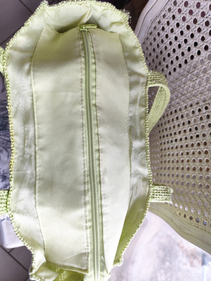 Sac cabas bohème en papier tressé vert anis - 25 x 38 cm
