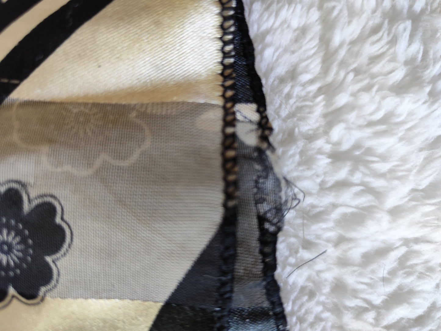 Étole légère noire à fleurs beiges – 150 x 36 cm