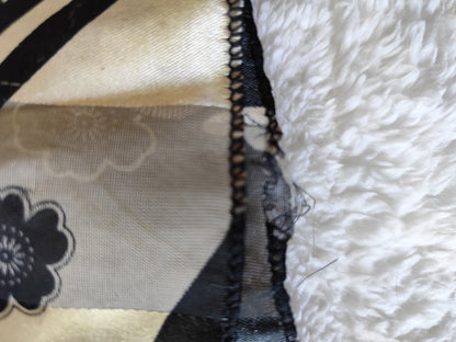 Étole légère noire à fleurs beiges – 150 x 36 cm