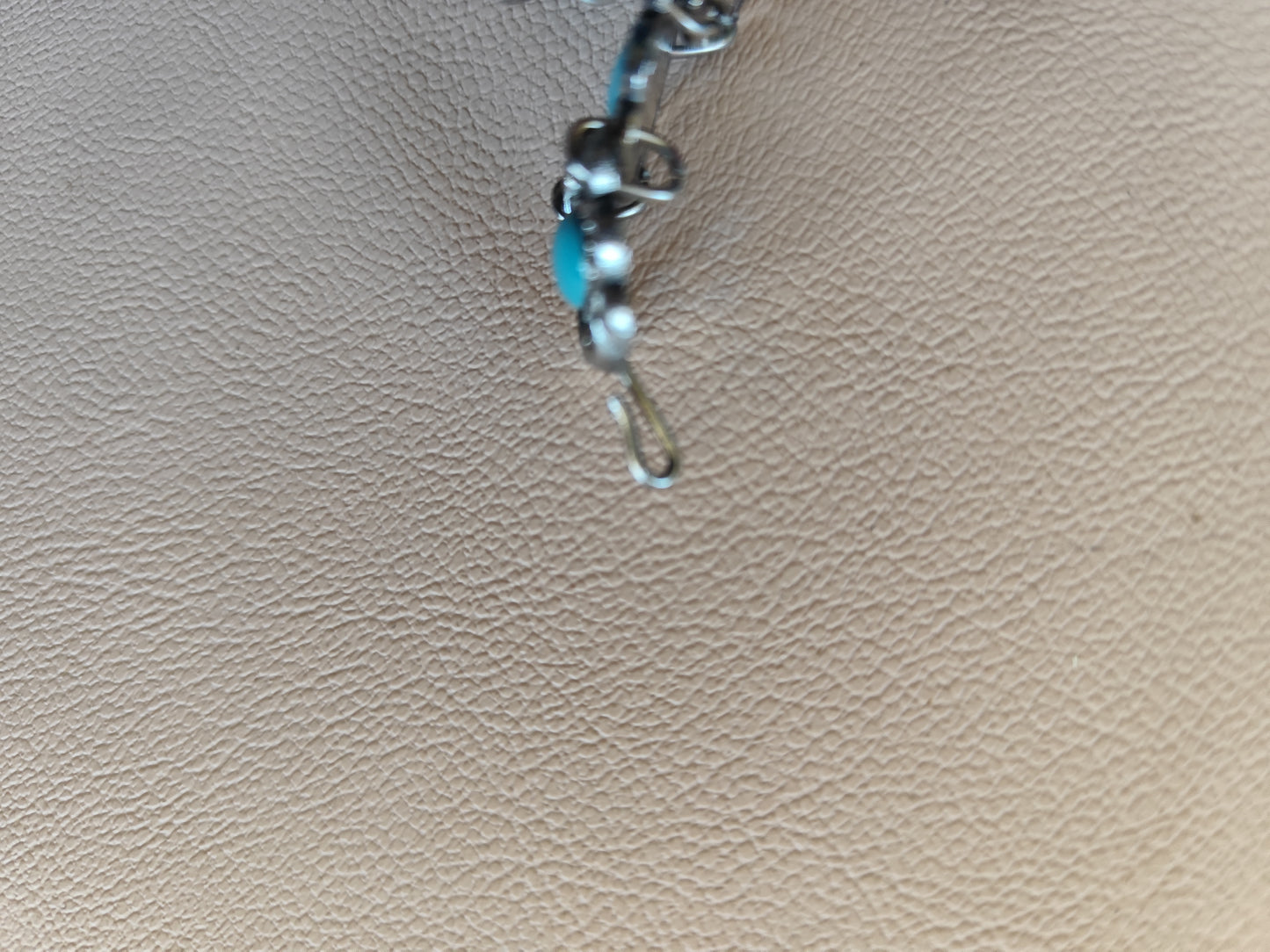 Bracelet manchette argenté et cabochons turquoise