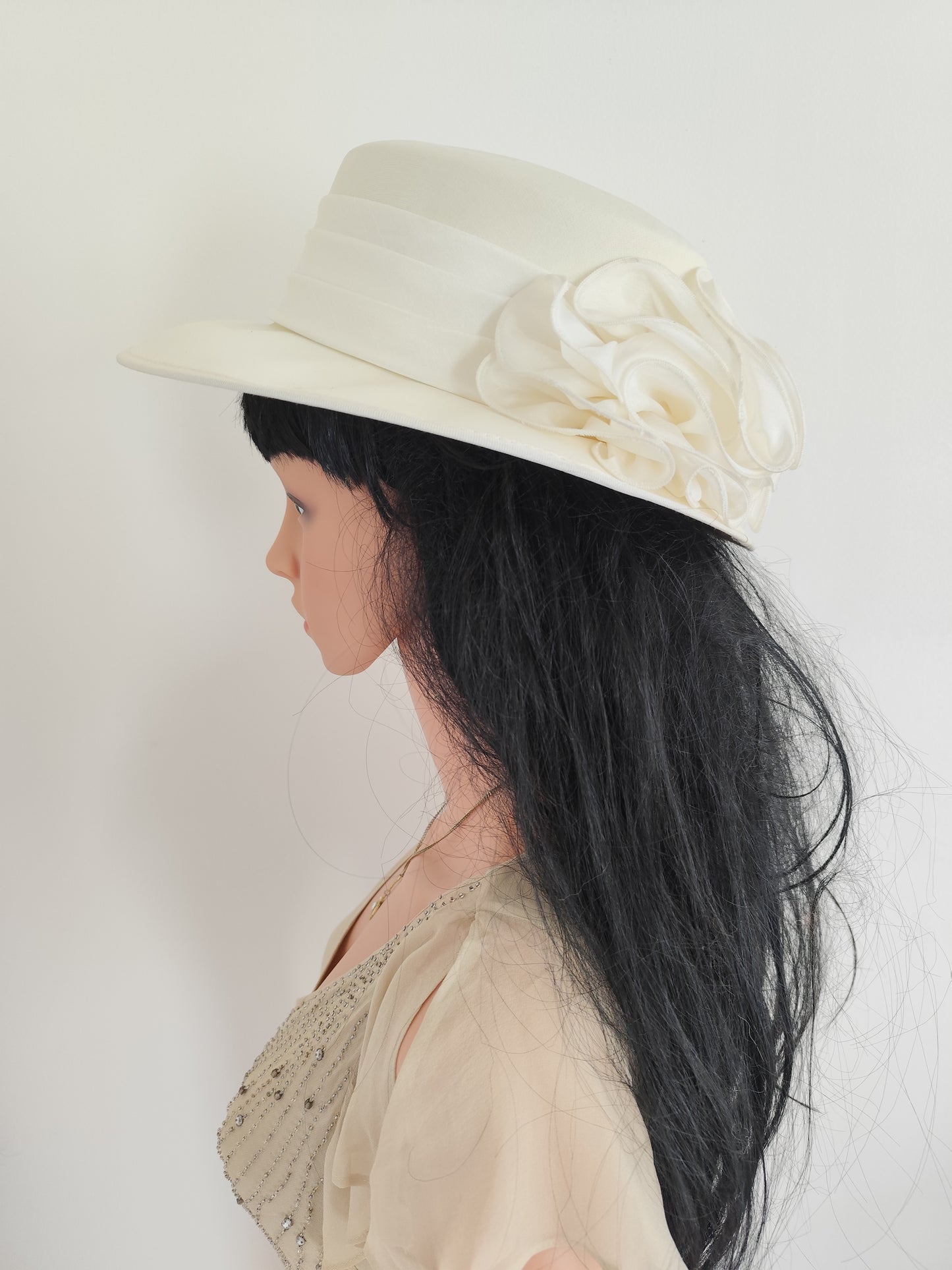 Chapeau de cérémonie vintage ivoire – bord large & fleur