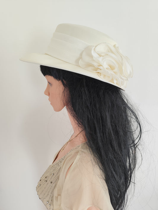 Chapeau de cérémonie vintage ivoire – bord large & fleur