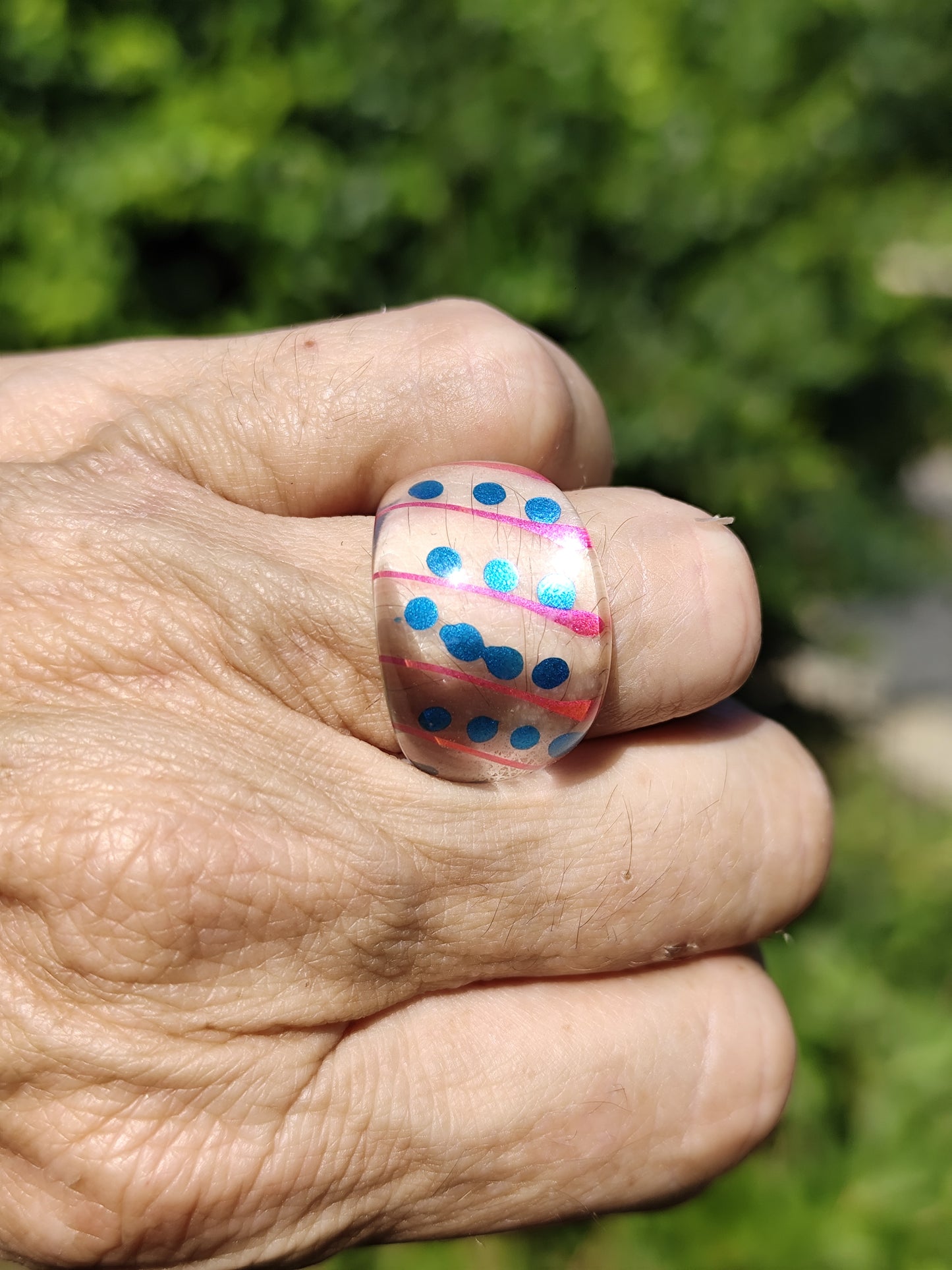 Bague dôme en résine transparente – pois multicolores – style Y2K / rétro pop