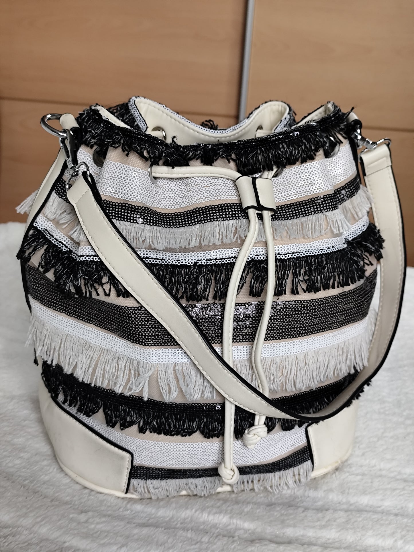 Sac seau à franges noir & blanc – Porté baguette ultra tendance