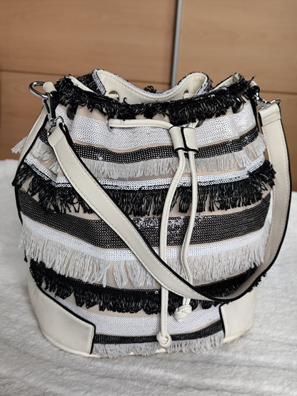 Sac seau à franges noir & blanc – Porté baguette ultra tendance