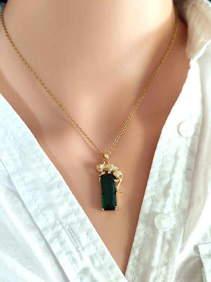 Parure Panthère dorée et cristaux vert émeraude : collier, bracelet et boucles oreilles percées
