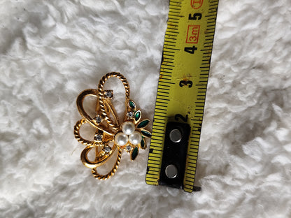 Broche vintage dorée fleur perle et strass verts