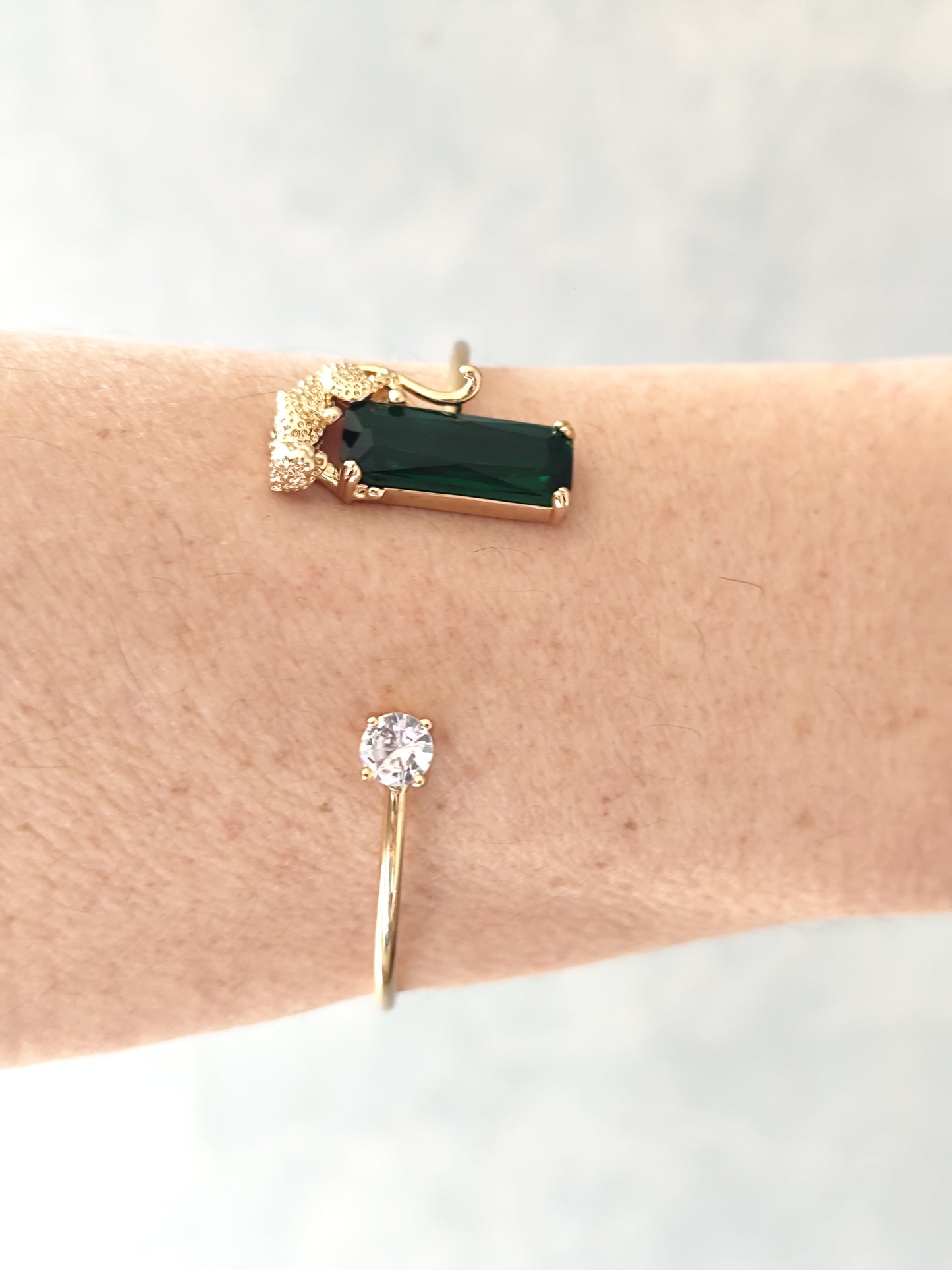 Parure Panthère dorée et cristaux vert émeraude : collier, bracelet et boucles oreilles percées