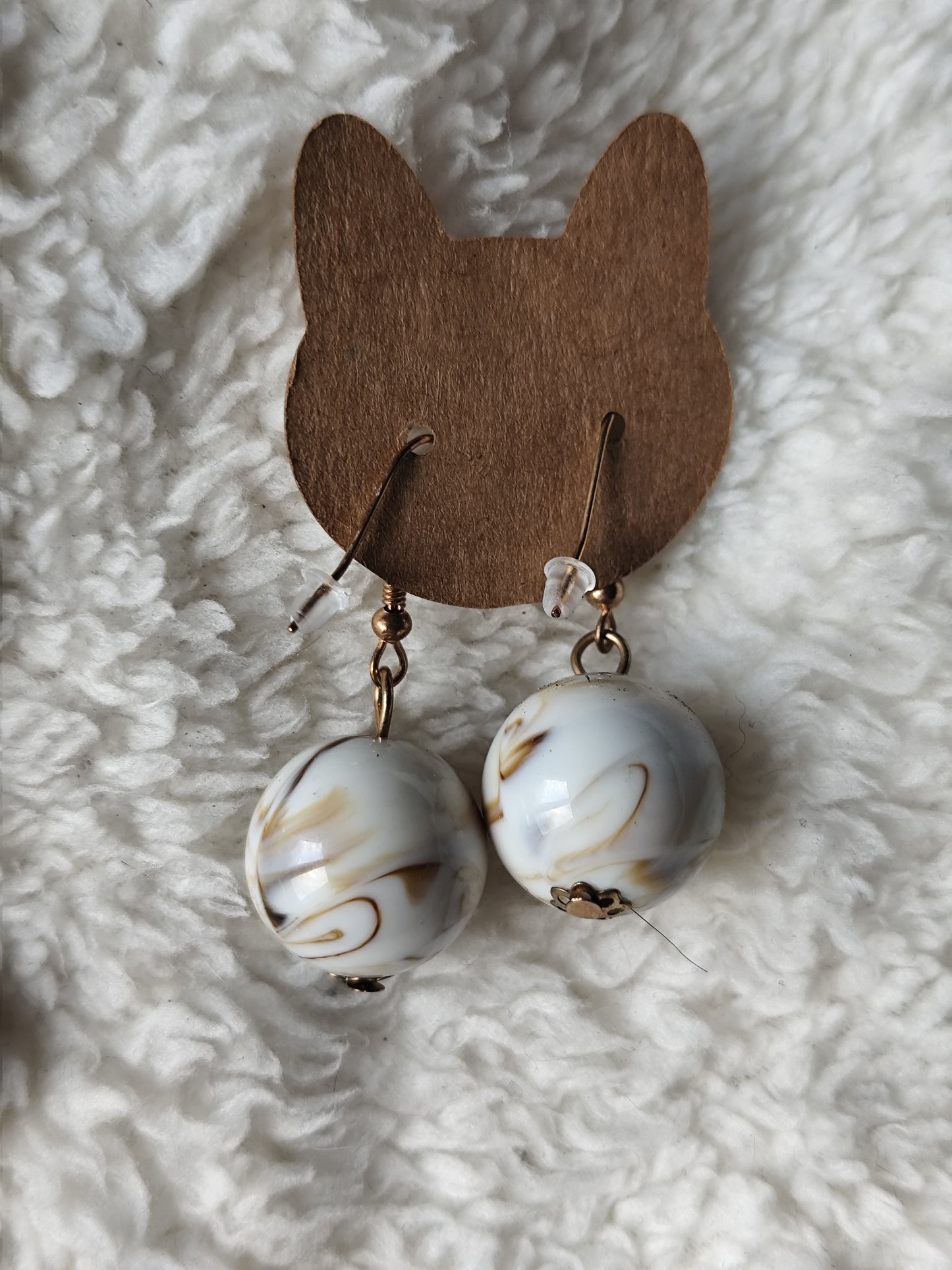 Parure collier et boucles d'oreilles perles marbrées blanc et doré