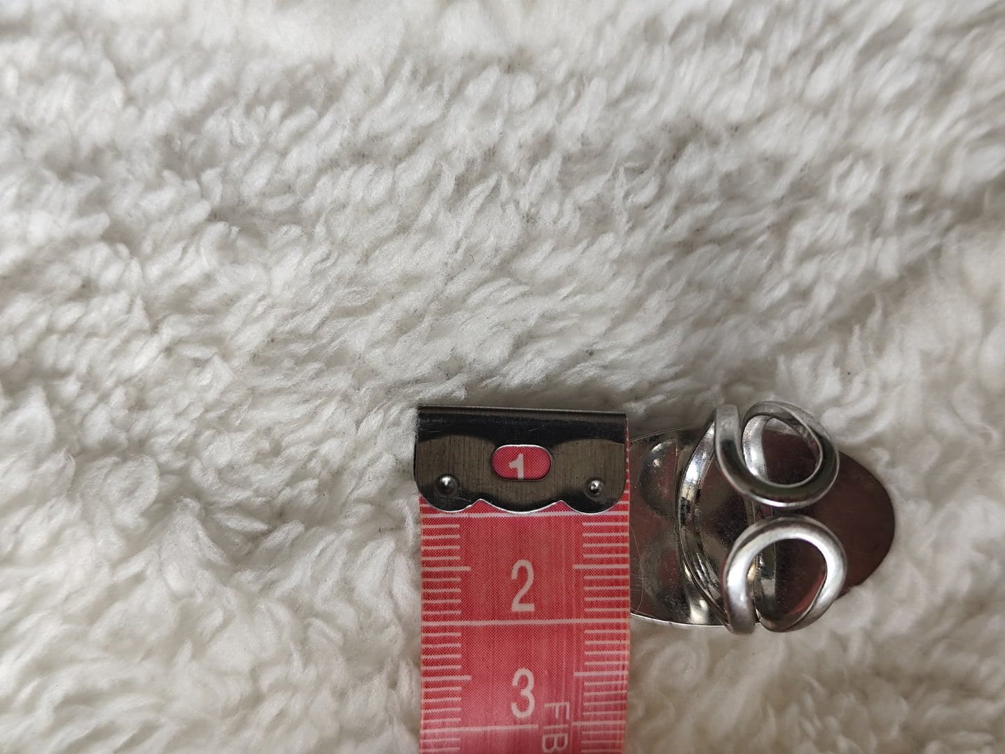 Bague ovale blanche réglable