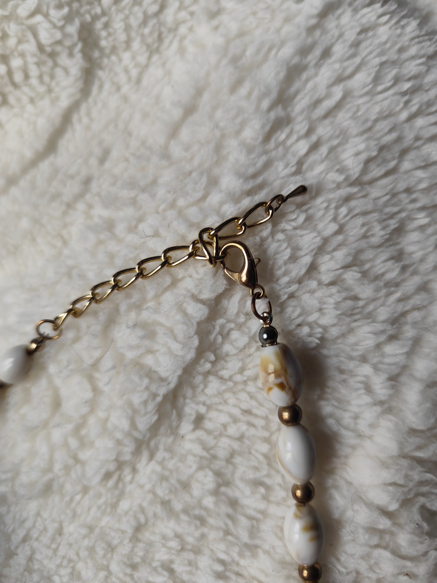 Parure collier et boucles d'oreilles perles marbrées blanc et doré