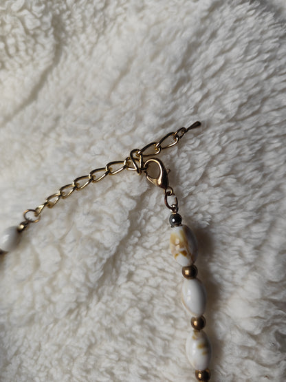 Parure collier et boucles d'oreilles perles marbrées blanc et doré