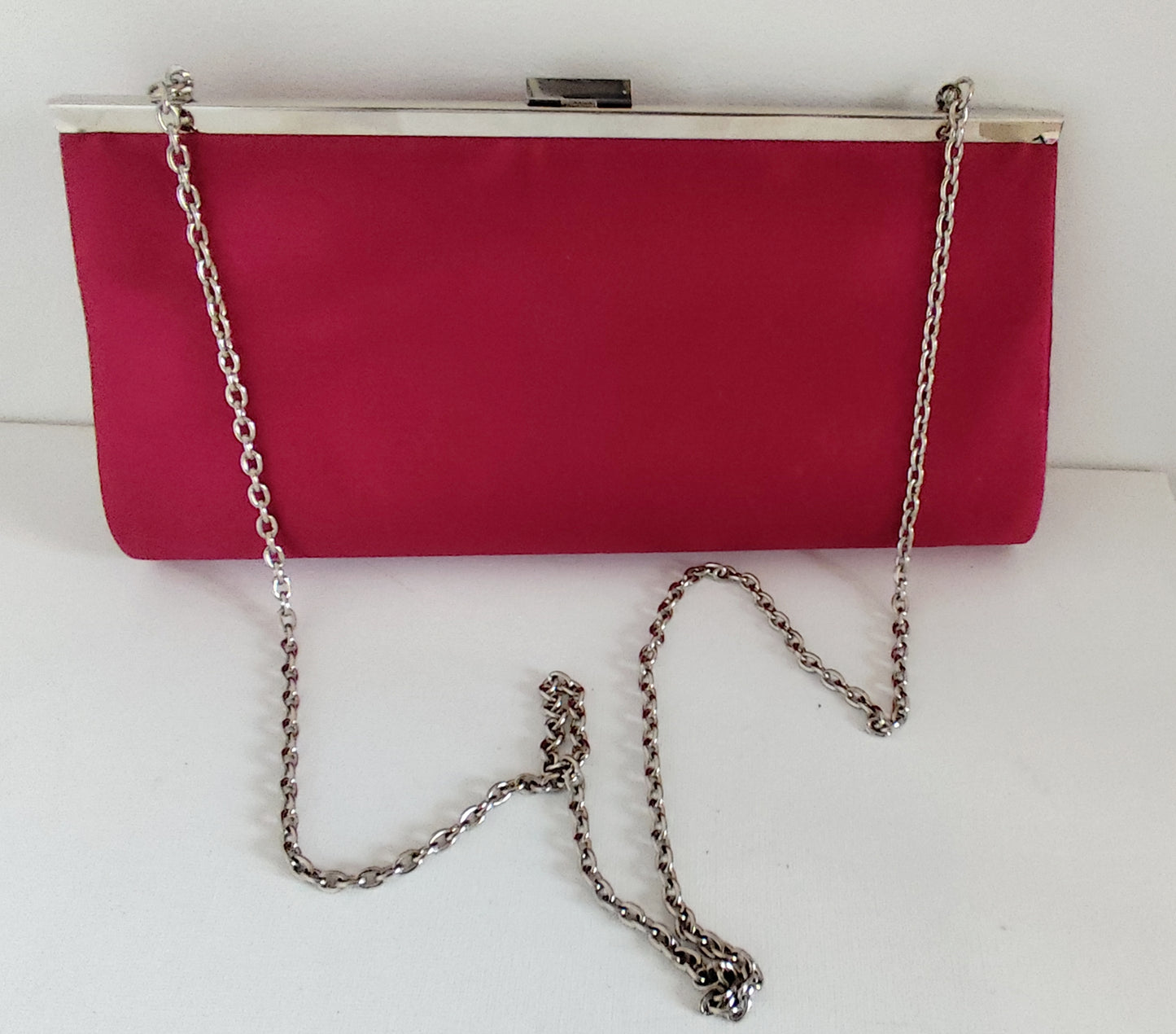 Pochette satin rouge à chaîne – Élégante & intemporelle
