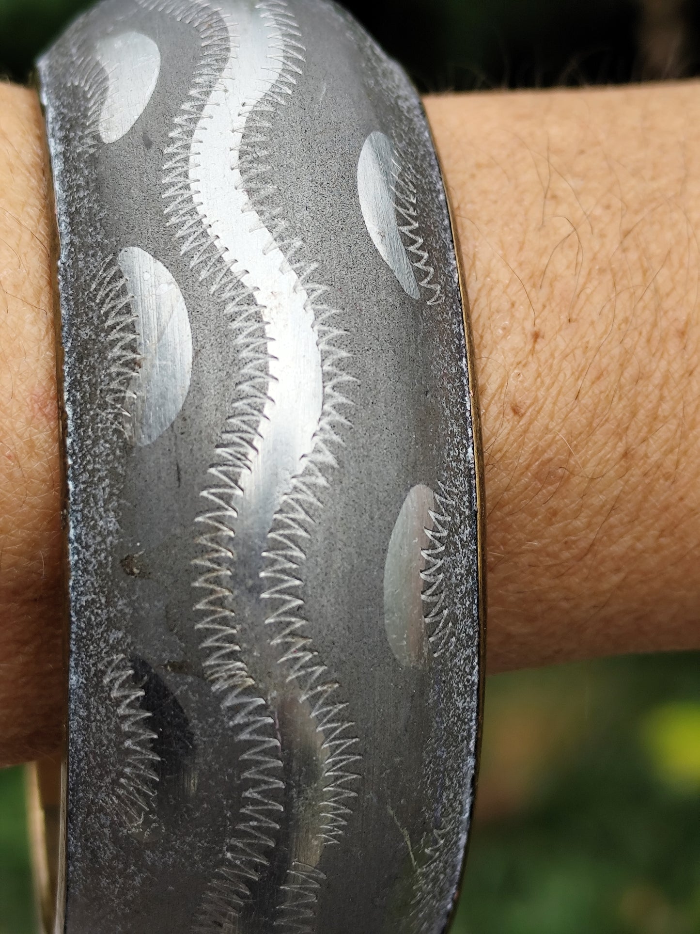 Bracelet manchette en métal argenté