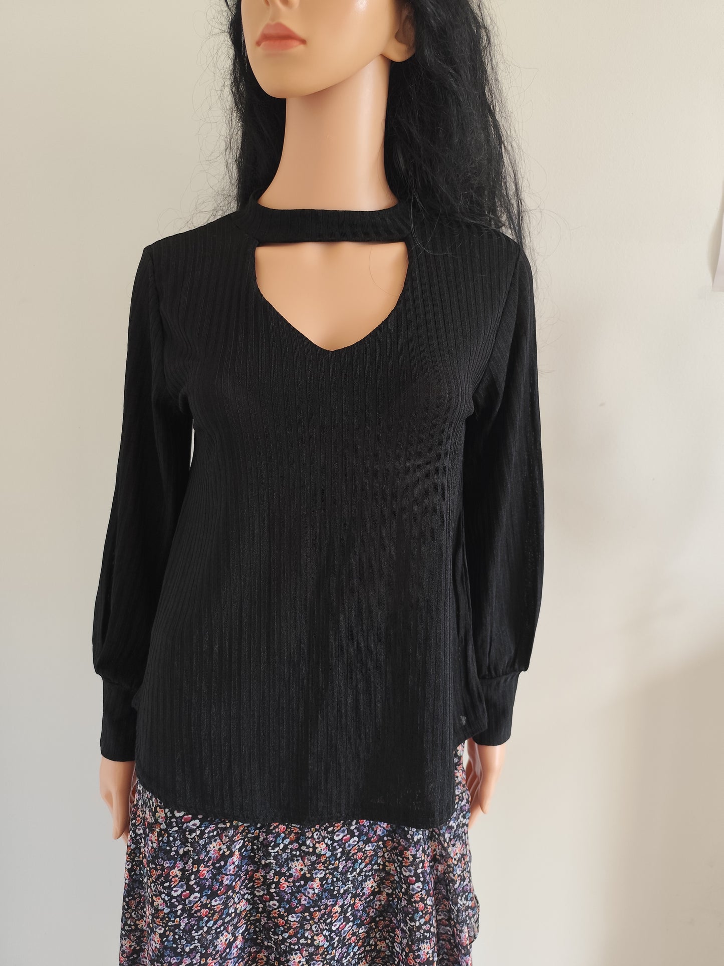 Blouse noire côtelée à col ajouré – effet bijou    - Taille 38/40 estimée