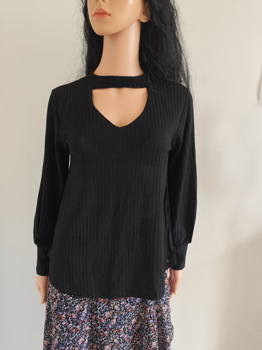 Blouse noire côtelée à col ajouré – effet bijou    - Taille 38/40 estimée