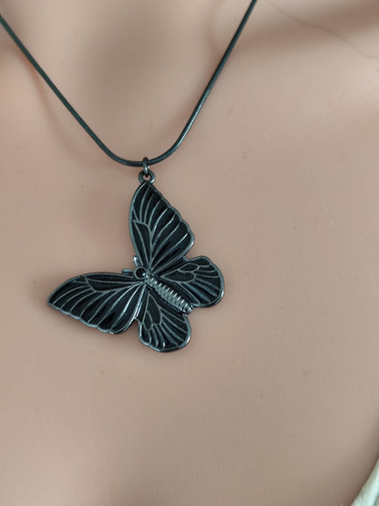 Collier pendentif papillon noir
