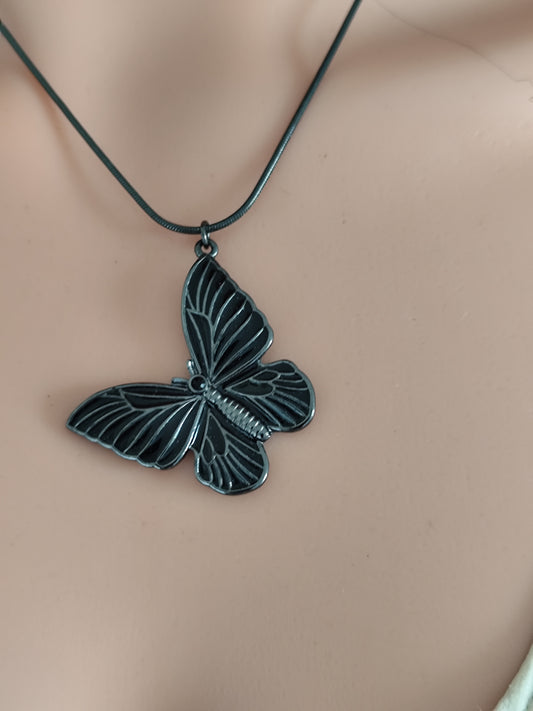 Collier pendentif papillon noir