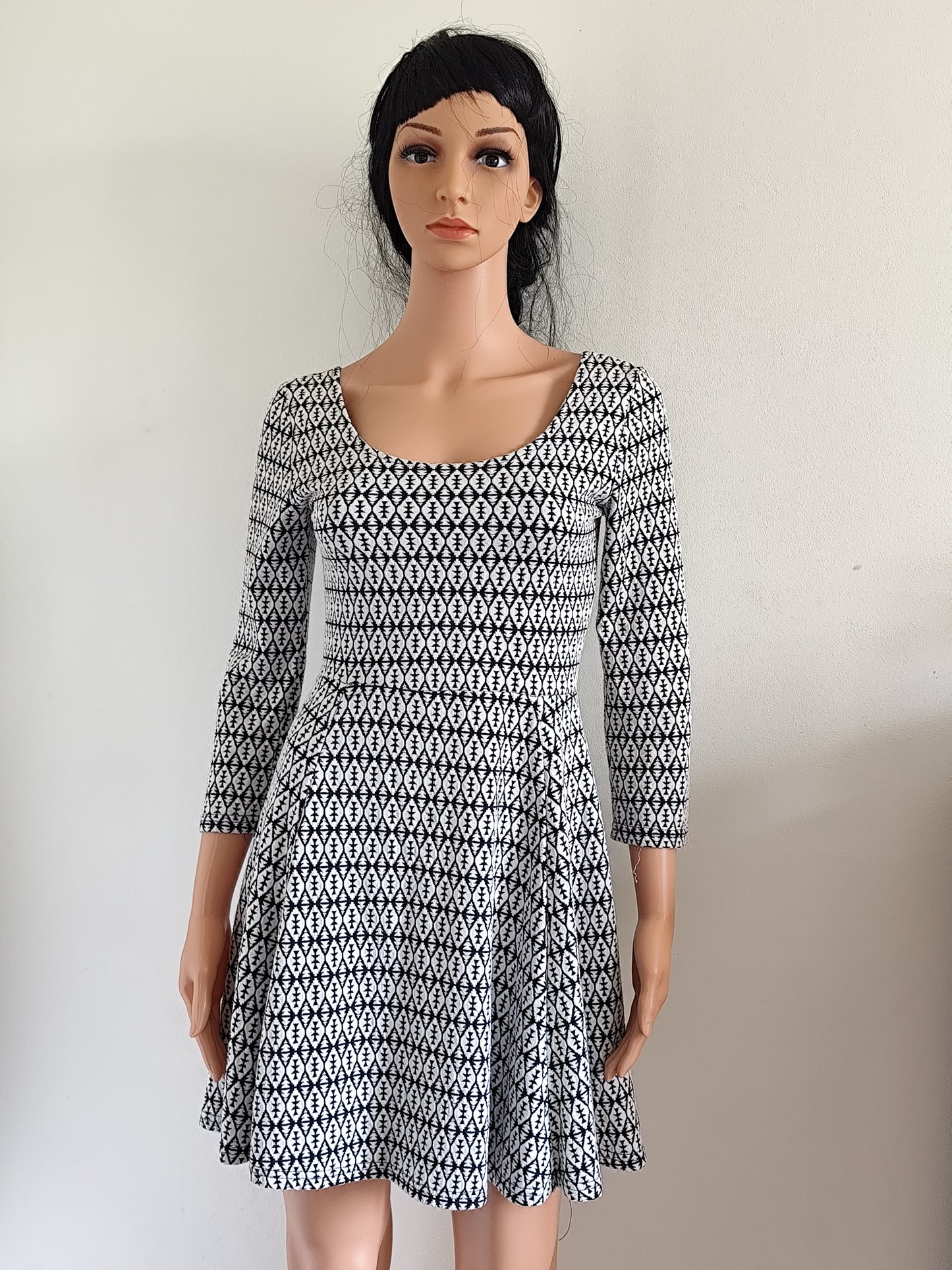 Robe courte Noémie & Co – graphique noir & blanc – coupe patineuse - Taille 36/38