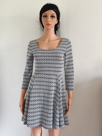 Robe courte Noémie & Co – graphique noir & blanc – coupe patineuse - Taille 36/38