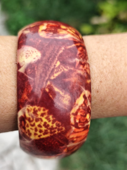 Bracelet manchette en bois motifs rouges et jaunes