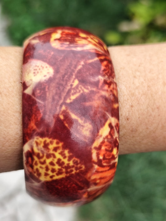 Bracelet manchette en bois motifs rouges et jaunes