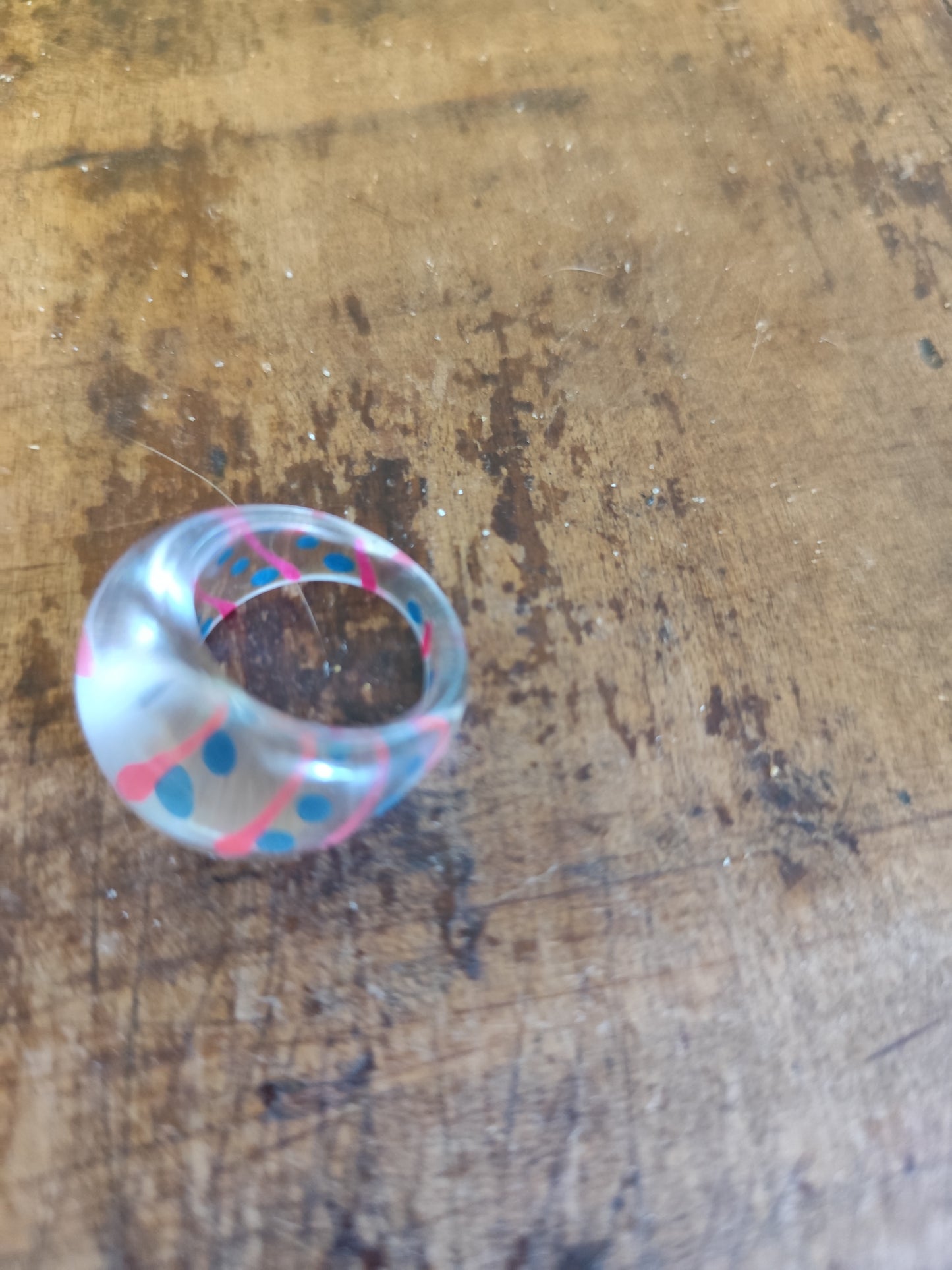 Bague dôme en résine transparente – pois multicolores – style Y2K / rétro pop