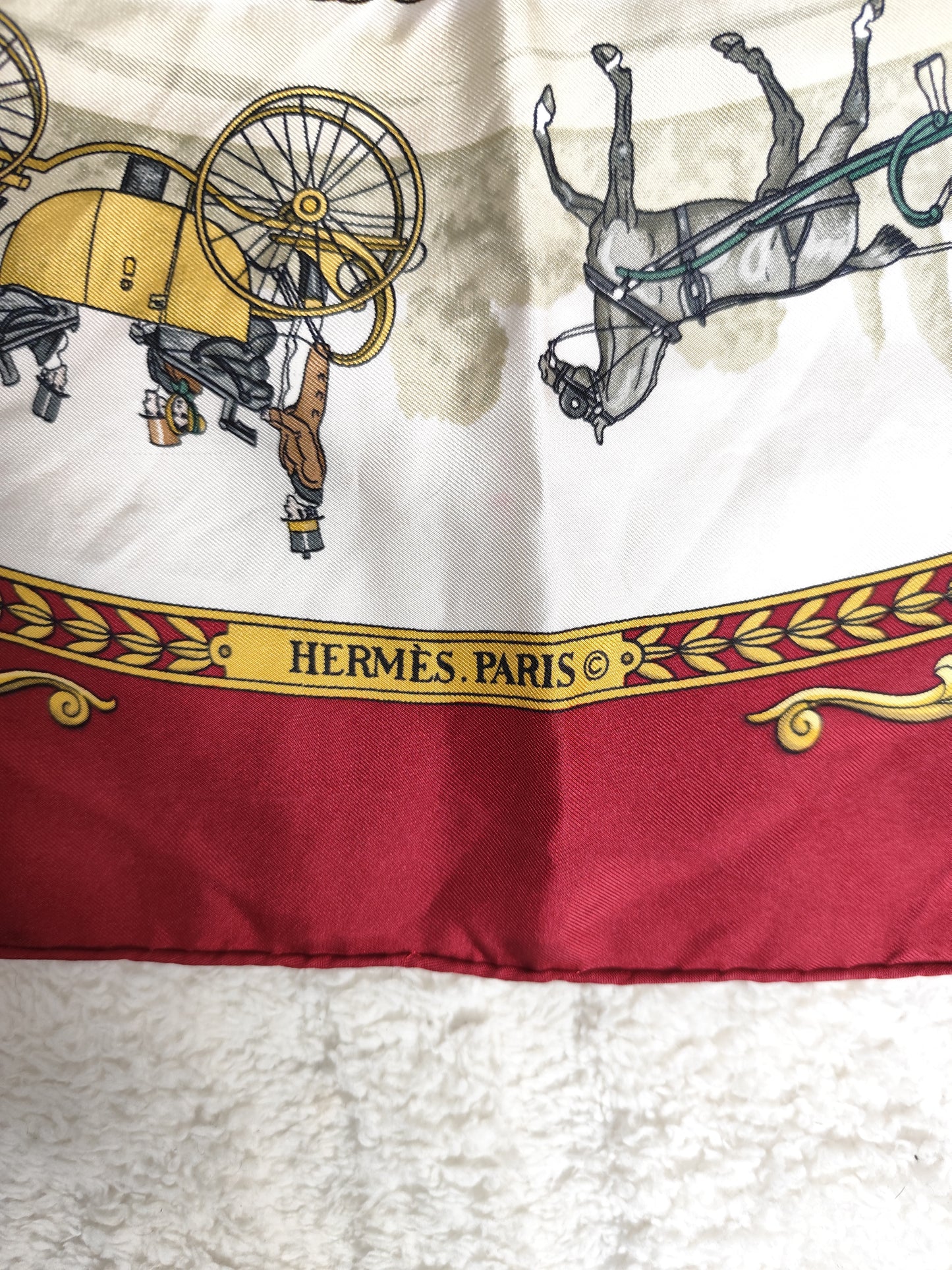 Carré en soie imprimé rouge et or vintage – Hermès Paris