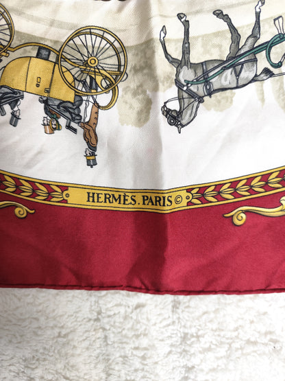 Carré en soie imprimé rouge et or vintage – Hermès Paris