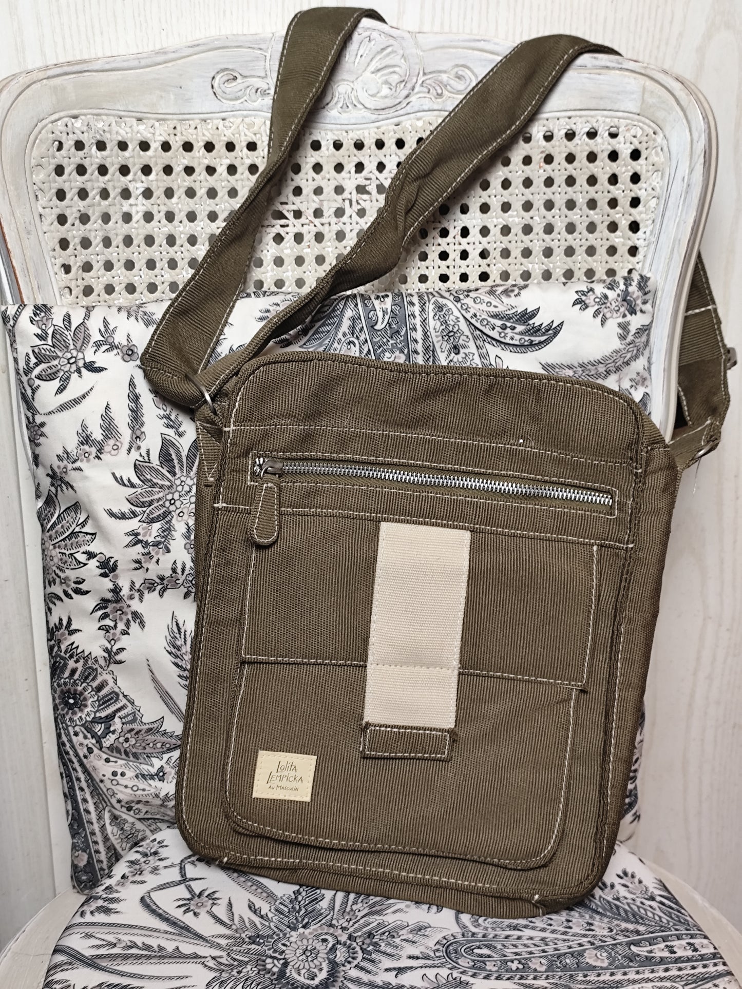 Sac bandoulière en toile kaki – Lolita Lempicka au Masculin – 30x23x8 cm