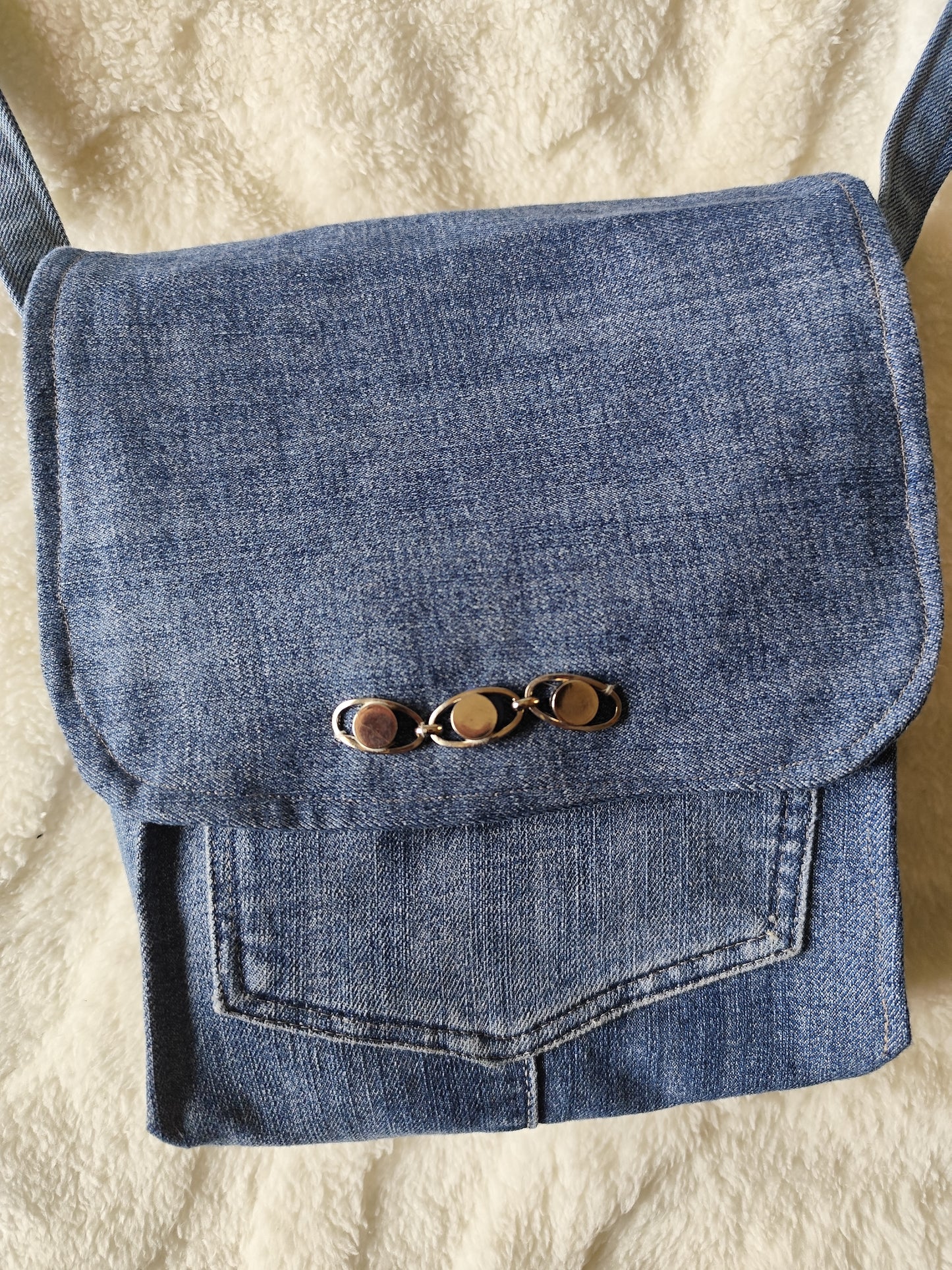 👜 Sac bandoulière en denim upcyclé – Pièce artisanale unique ♻️