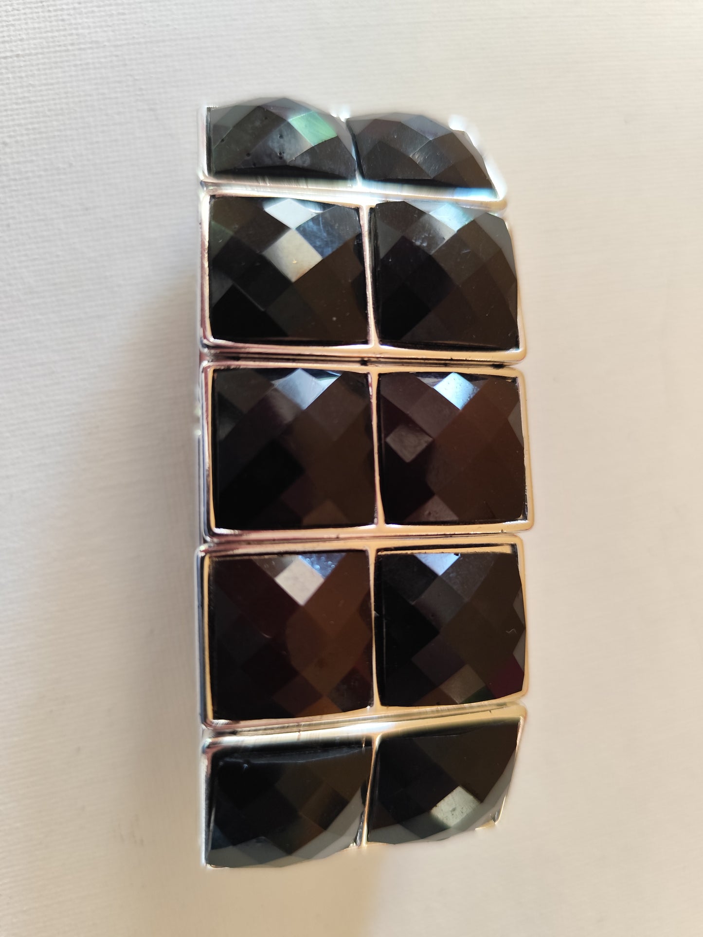 Bracelet chunky noir facetté – effet bijou couture