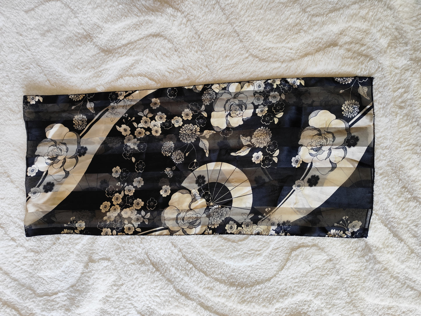 Étole légère noire à fleurs beiges – 150 x 36 cm