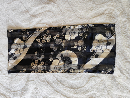 Étole légère noire à fleurs beiges – 150 x 36 cm