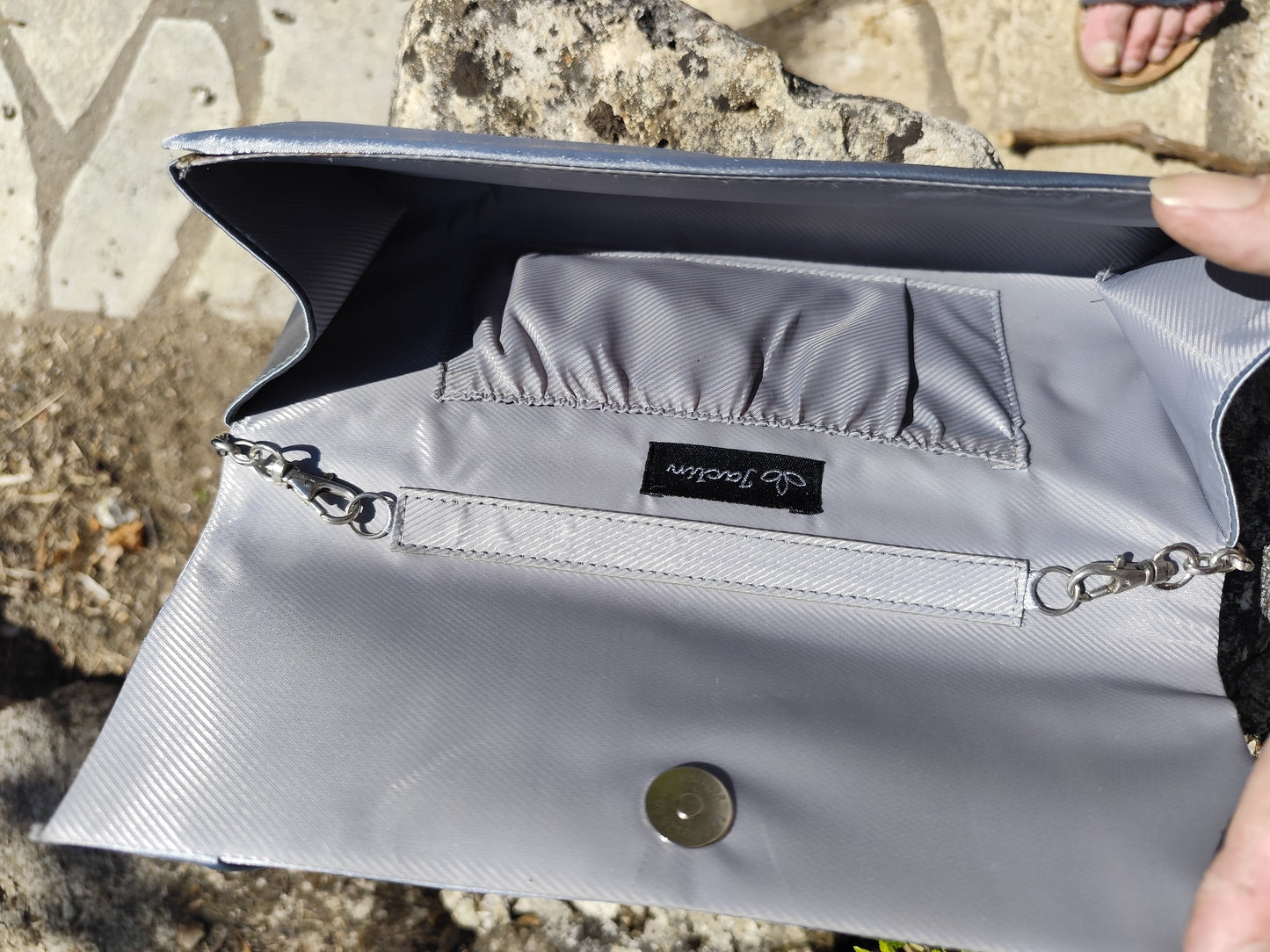 Pochette de cérémonie argentée en satin rigide
