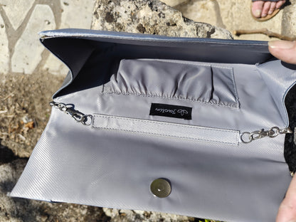 Pochette de cérémonie argentée en satin rigide