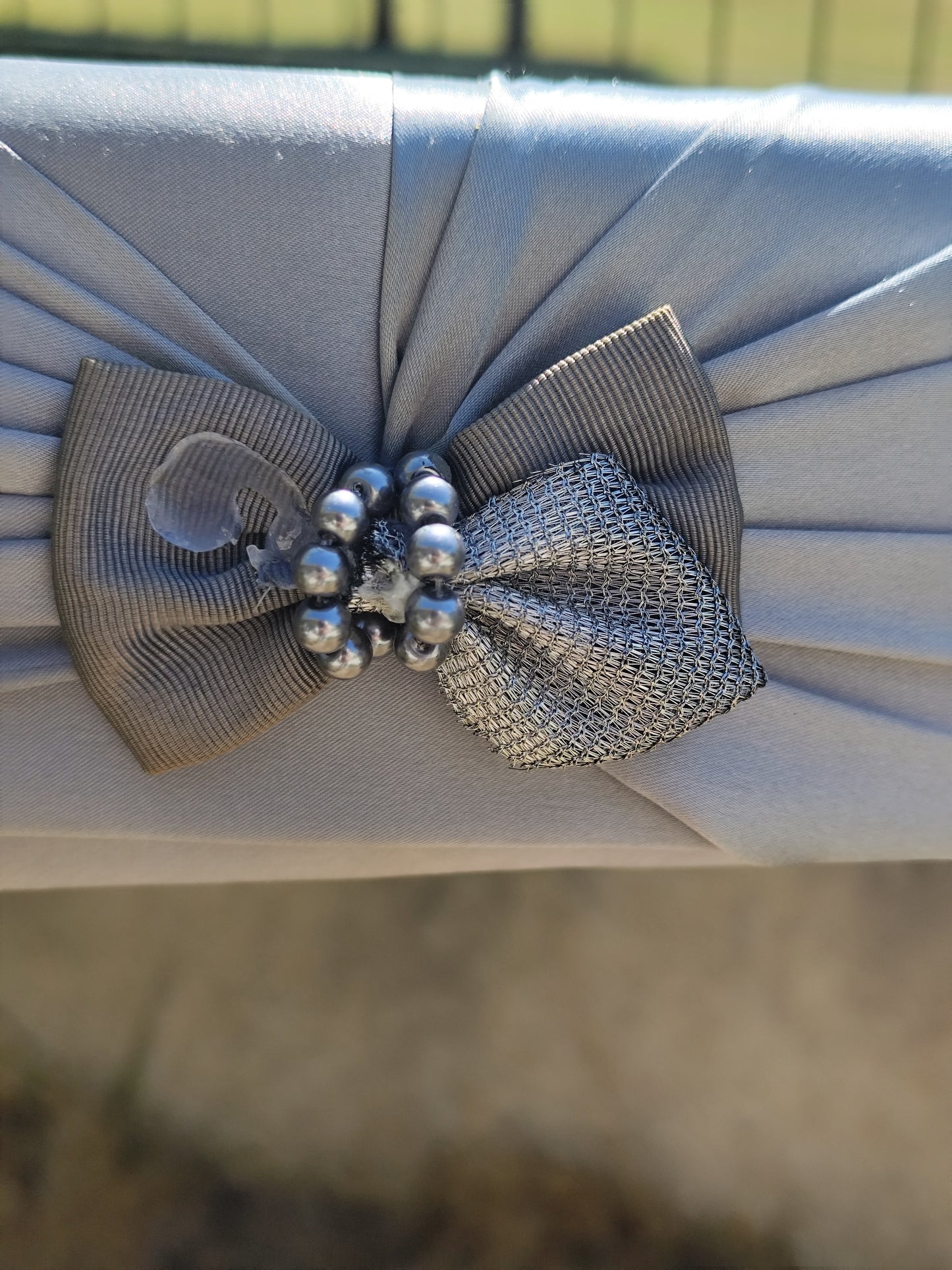 Pochette de cérémonie argentée en satin rigide