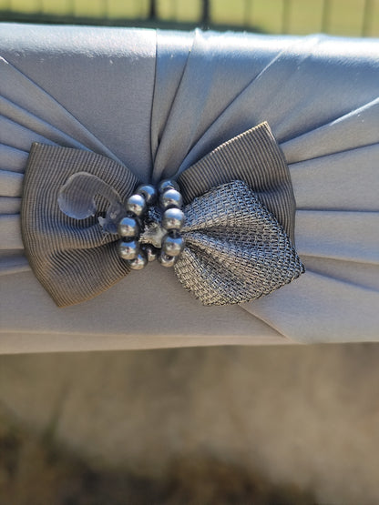 Pochette de cérémonie argentée en satin rigide