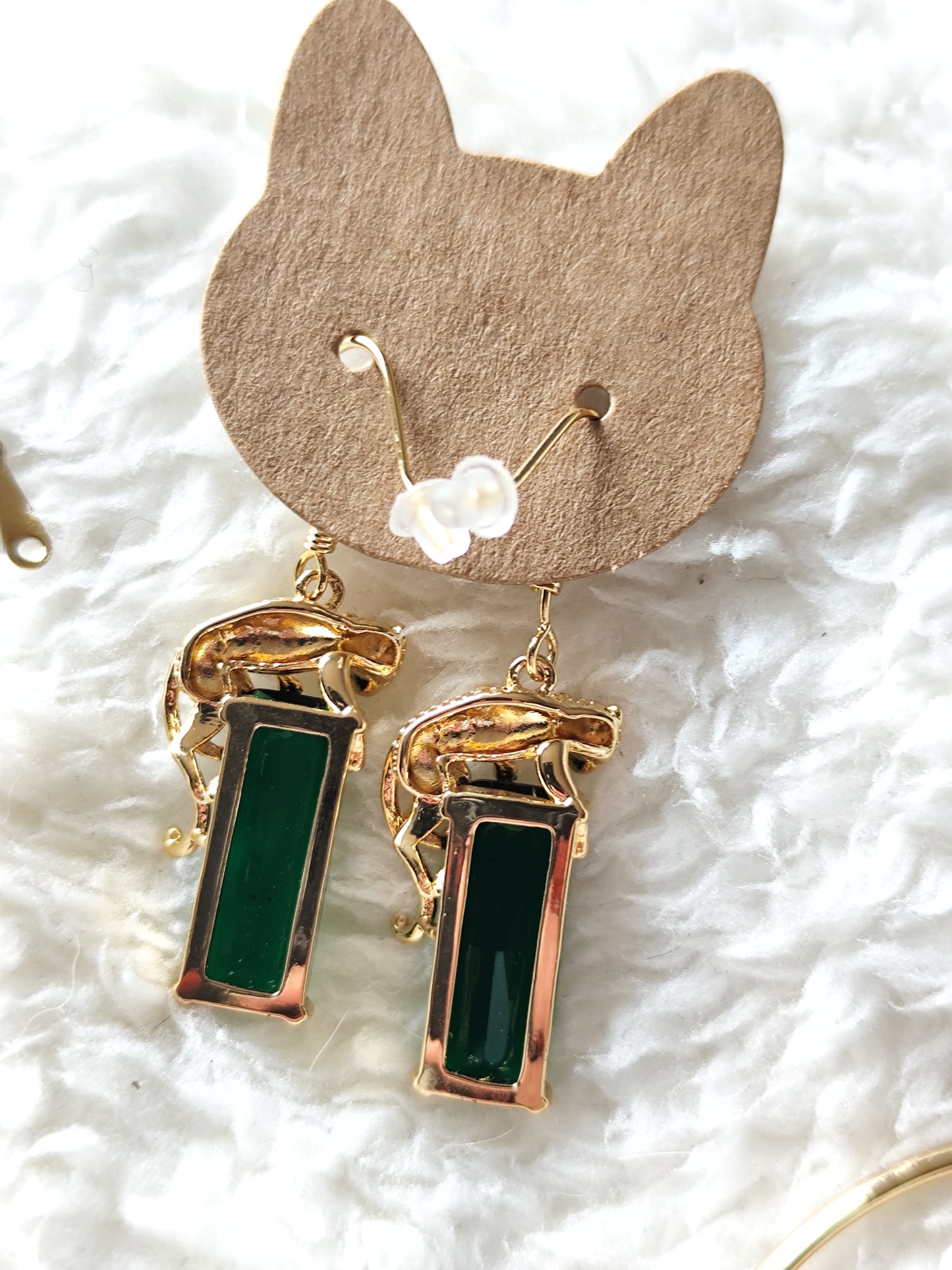 Parure Panthère dorée et cristaux vert émeraude : collier, bracelet et boucles oreilles percées